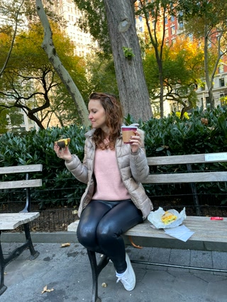 Café en un banco de Madison Square Park