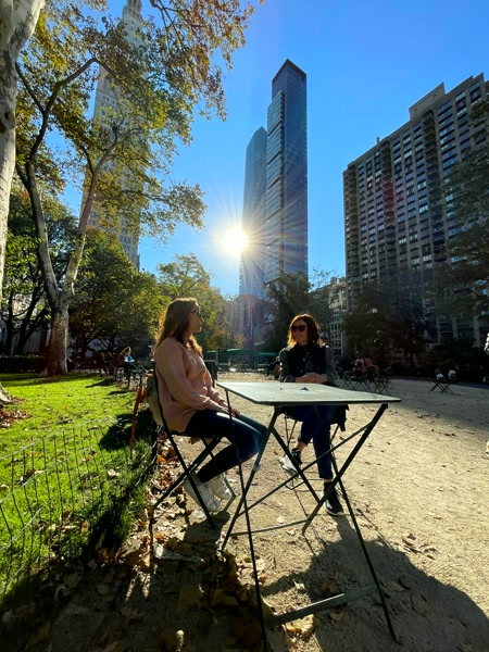 El parque, con los rascacielos asomando