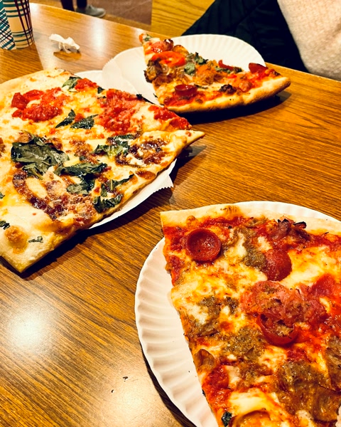 Dos porciones de pizza neoyorquina