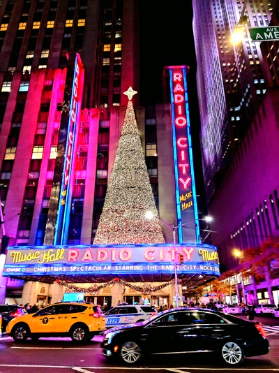 El Radio City Music Hall iluminado