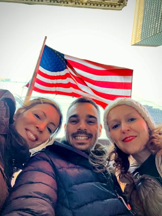 Los tres, con bandera incluida
