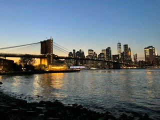 Manhattan encendido al otro lado del río
