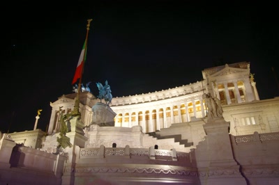 El Altare della Patria iluminado