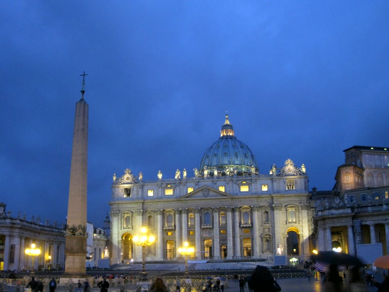 La Basílica de San Pedro iluminada, quinto día de Roma en 6 días