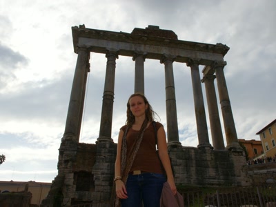 Frente a las columnas del Foro