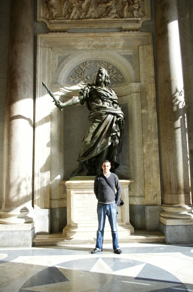 La estatua de bronce del pórtico