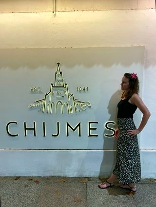 Junto al cartel de Chijmes