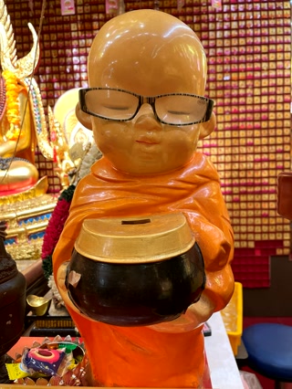 Figuras en una tienda