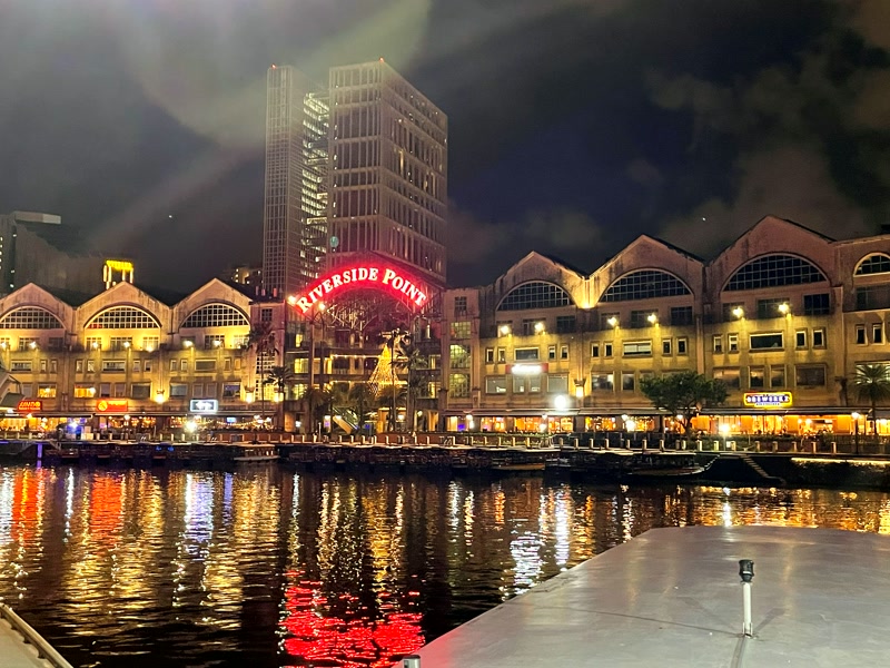 Riverside Point de noche