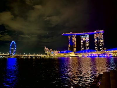 El Singapore Flyer al fondo
