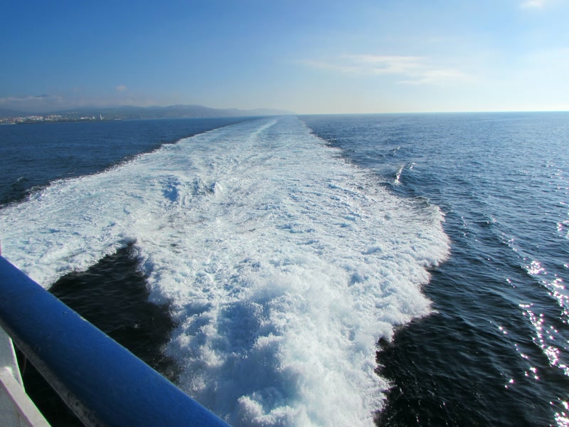 La estela del ferry cruzando el Estrecho