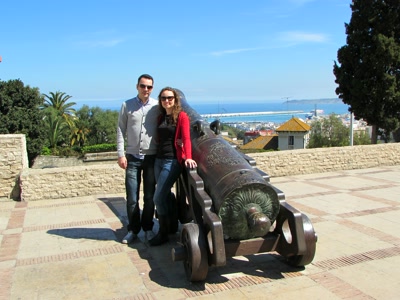 Con el puerto de Tánger al fondo