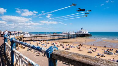 Weston-super-Mare: el pier y la exhibición de aviones clásicos sobre la bahía