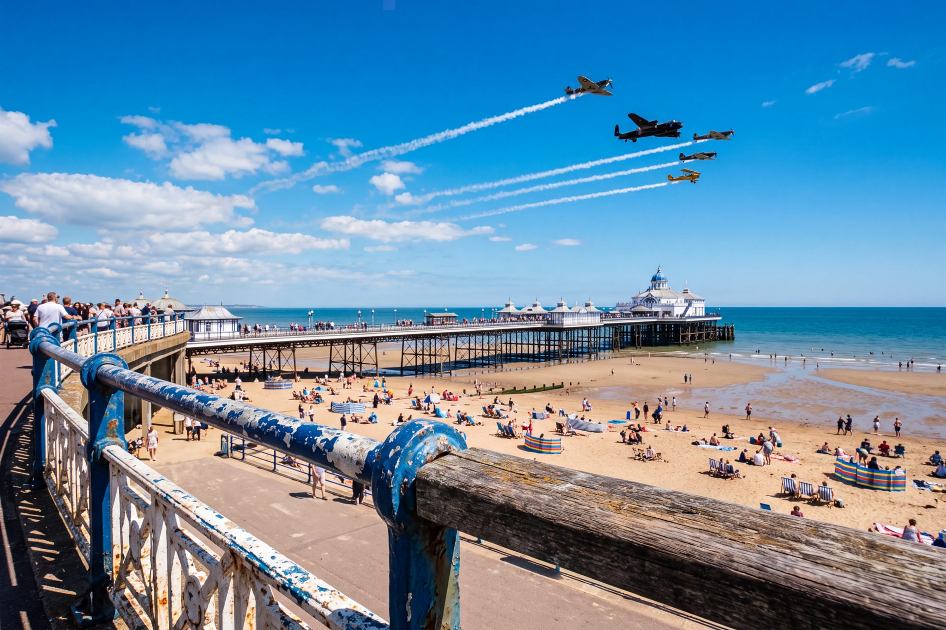 Weston-super-Mare: el pier y la exhibición de aviones clásicos sobre la bahía