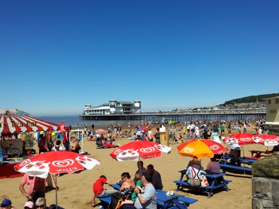 La playa llena y el Grand Pier al fondo