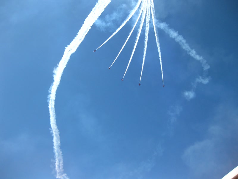 Abanico de humo para cerrar la exhibición