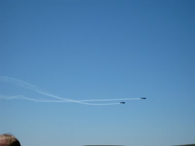 Dos aviones cruzando el cielo