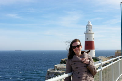Qué ver en Gibraltar: el faro de Europa Point con el Estrecho de fondo