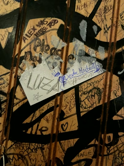 Nuestra nota, pegada en la pared