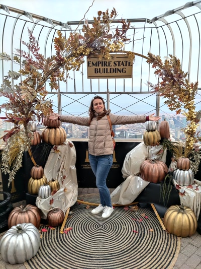 Decoración de otoño en el edificio — viaje a Nueva York en otoño