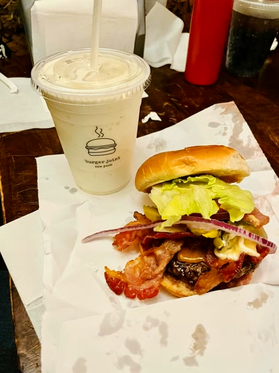 La hamburguesa y el batido