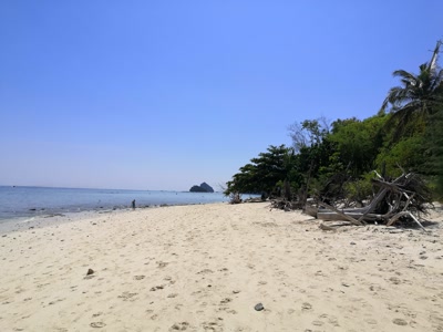 Arena blanca y agua turquesa