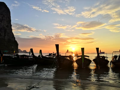 Las barcas varadas al caer el sol
