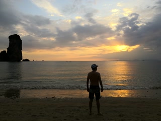 El sol entrando en el mar