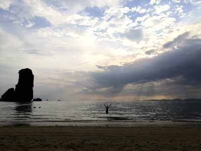 La roca que cierra la bahía