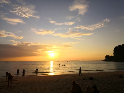 El sol tocando el agua