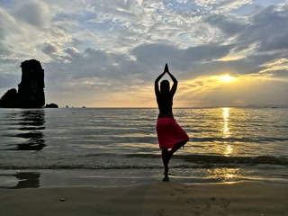 Un rato de yoga en la orilla