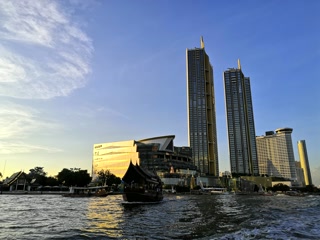 Vuelta en barco con el sol bajo