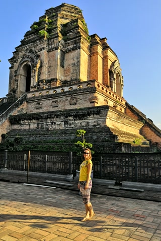 A los pies del Wat Chedi Luang