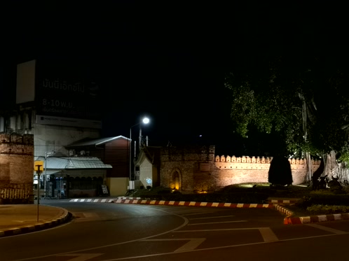 La muralla de la ciudad vieja de noche