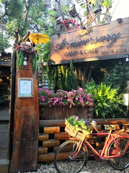 Una cafetería con bicicleta en la puerta