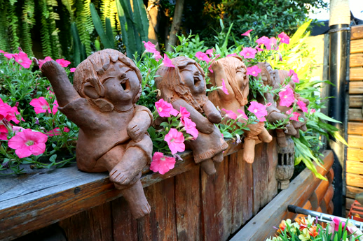 Flores y figuras en la entrada