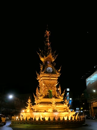 La torre del reloj en dorado
