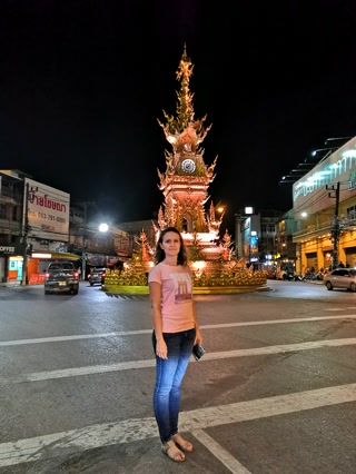 La plaza de la torre de noche