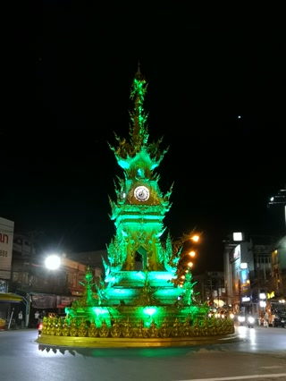 La torre del reloj en verde