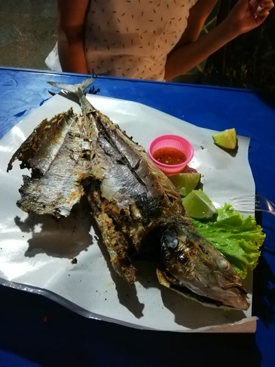 Pescado a la brasa para cenar