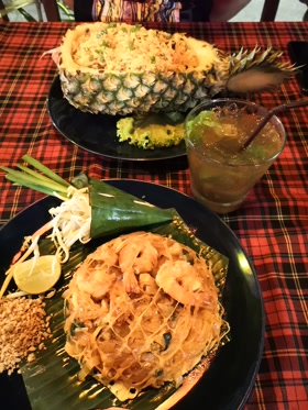 Cena tailandesa servida en piña