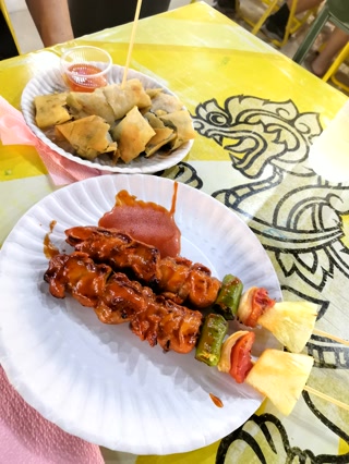 Brochetas en el mercado nocturno