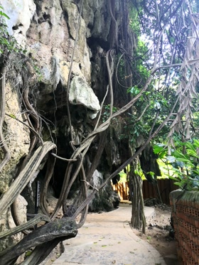 El paso entre las rocas hacia Phra Nang