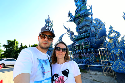 En la entrada del Wat Rong Suea Ten