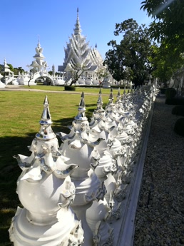 Las figuras blancas del recinto