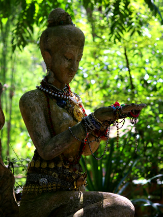 Un Buda cubierto de collares