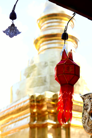 Un farolillo rojo frente al chedi