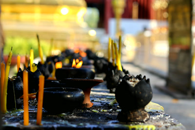 Velas encendidas a los pies del chedi